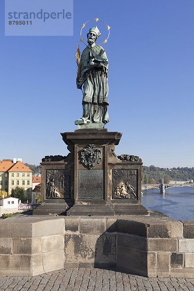 Skulptur auf der Karlsbrücke  Prag  Böhmen  Tschechien