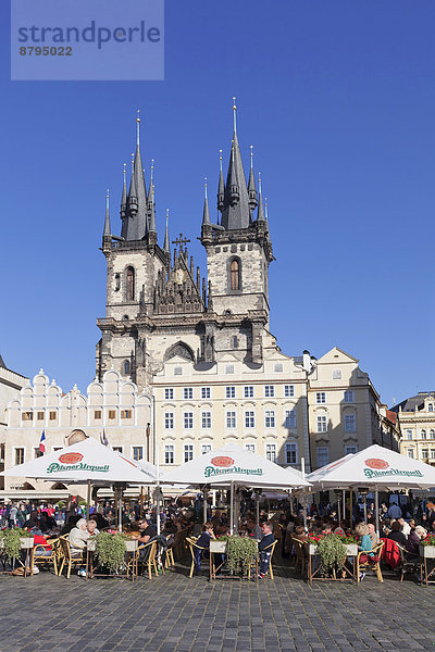 Straßencafe vor der Teynkirche am Altstädter Ring  Prag  Böhmen  Tschechien