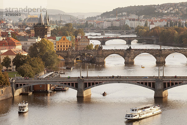 Prag Hauptstadt über Hügel Stadt Geschichte Brücke Fluss Tschechische Republik Tschechien Ansicht Moldau Böhmen alt