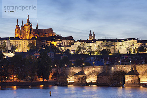 Ausblick über die Moldau zur Karlsbrücke  Hradschin und Veitsdom  Prag  Böhmen  Tschechien