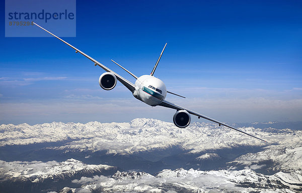 Cathay Pacific Boeing 777-367 ER im Flug über Bergen
