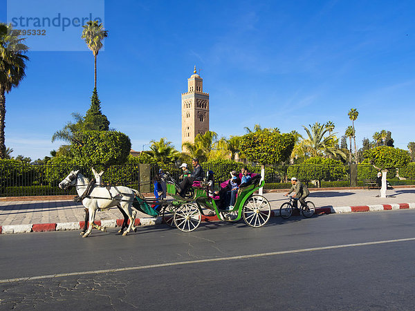 Pferdekutsche vor der Koutoubia-Moschee  1158  Medina  Marrakesch  Marrakech-Tensift-Al Haouz  Marokko