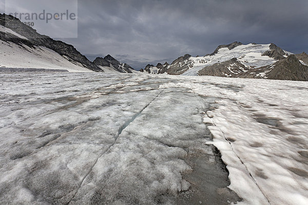 Der abschmelzende  Spalten bildende und zunehmend schmutzig werdende Cavardiras-Gletscher  dahinter Oberalpstock  Graubünden  Schweiz
