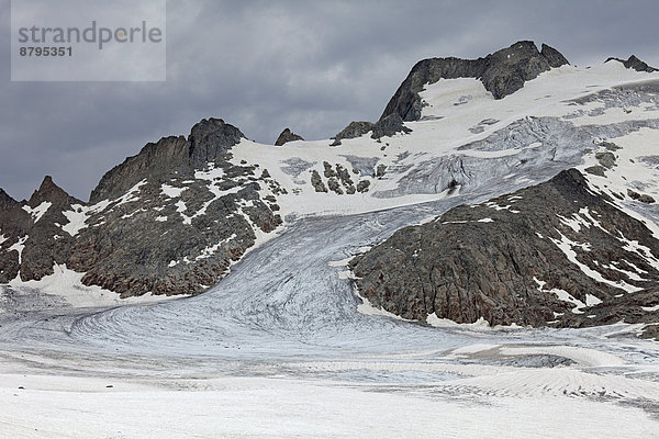 Die abschmelzende Gletscherzunge des Oberalpstock-Gletschers mündet in den Cavardiras-Gletscher  Graubünden  Schweiz