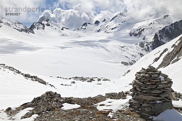 Cavardiras-Gletscher und Oberalpstock mit einer Wegmarkierung  Graubünden  Schweiz