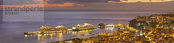 Hafen mit Kreuzfahrtschiffen  Funchal  Madeira  Portugal