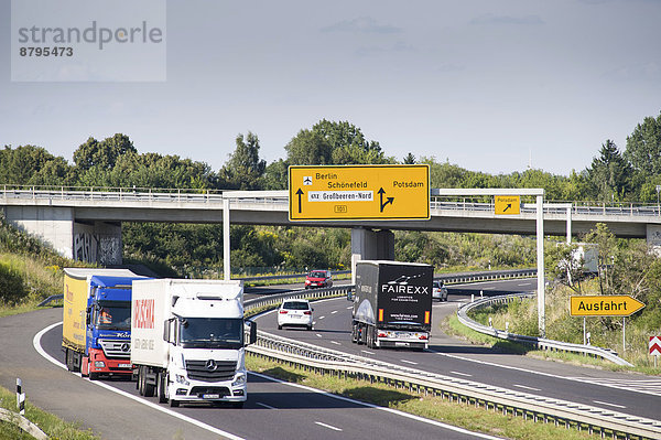 LKW-Verkehr auf einer vierspurigen Bundesstraße  Deutschland