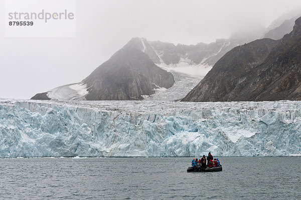 Touristen und Führer in einem Schlauchboot  Waggonway-Gletscher  Magdalenefjord  Insel Spitzbergen  Spitzbergen Inselgruppe  Svalbard und Jan Mayen  Norwegen