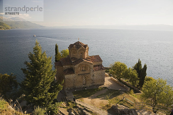 Kirche des Heiligen Johannes dem Theologen  13. Jahrhundert  bei Kaneo  mit Ausblick auf den Ohridsee  Ohrid  Makedonien