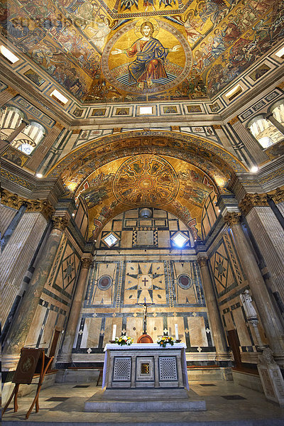 Das Innere des Baptisteriums  Kathedrale von Florenz mit Altar und mittelalterlichen Mosaikdecke  Florenz  Toskana  Italien