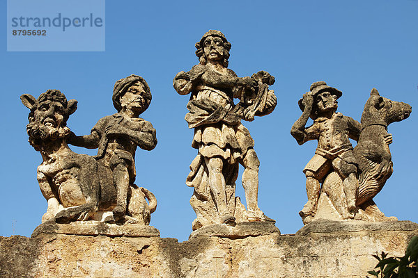 Barock-Statuen auf einer Mauer der Villa Palagonia  Bagheria  Sizilien  Italien