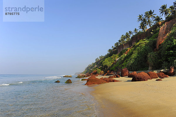 Rote Klippen am Strand von Varkala  Kerala  Südindien  Indien