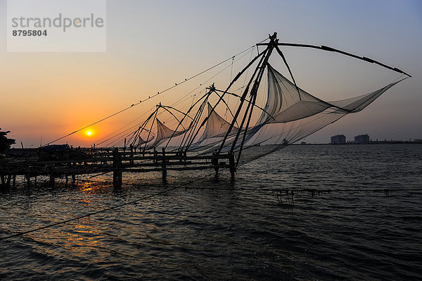 Chinesische Fischernetze bei Sonnenuntergang  Kochi  Kerala  Südindien  Indien