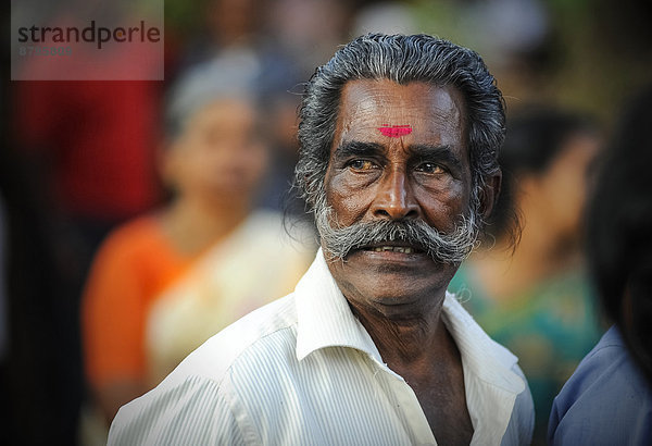 Älterer Mann mit Bindi  Portrait  Kerala  Südindien  Indien