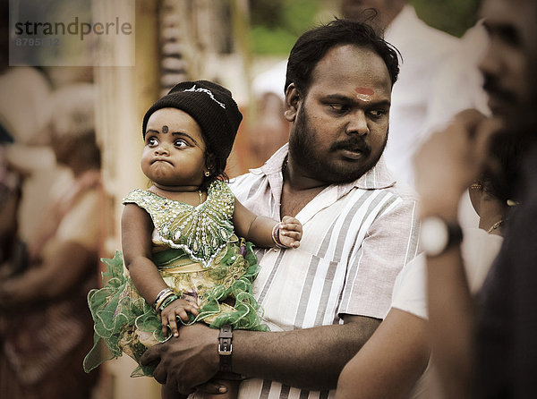 Vater mit Kind bei Tempelfest  Kerala  Südindien  Indien