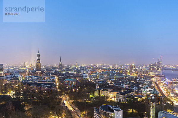 Stadtübersicht zur blauen Stunde  Hamburg  Deutschland