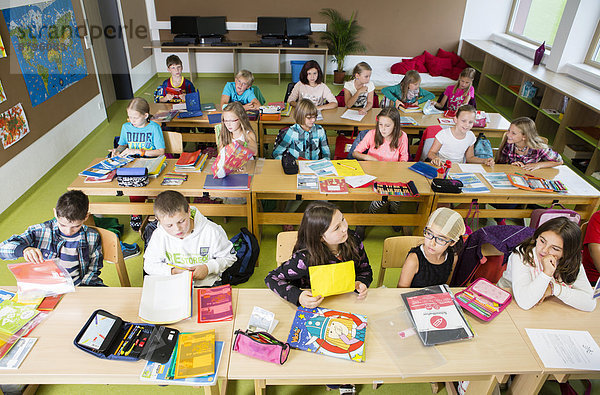 Kinder sitzen in einer Volksschulklasse beim Unterricht  Reith im Alpbachtal  Bezirk Kufstein  Tirol  Österreich