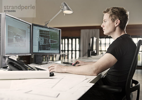 Architekt bei der Planung am Computer  Innsbruck  Tirol  Österreich