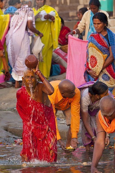 baden  Großstadt  Fluss  Heiligkeit  Hinduismus  Ganges  ghat  Varanasi  Pilgerer  Indien  indische Abstammung  Inder