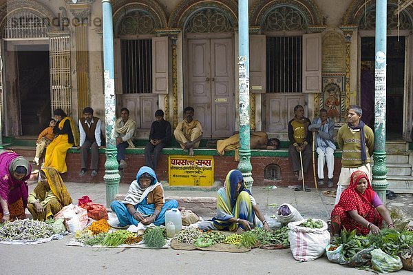 Frau Blume Großstadt verkaufen Gewürz Heiligkeit Festival Opfergaben Indien Varanasi