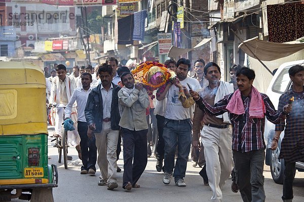 Frau  tragen  Straße  Begräbnis  Hinduismus  Ganges  Varanasi  Einäscherung  Prozession