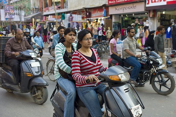Städtisches Motiv Städtische Motive Straßenszene Straßenszene fahren Großstadt Indianer jung Kickboard Mädchen Varanasi mitfahren