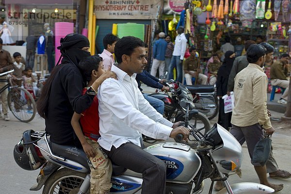 Städtisches Motiv Städtische Motive Straßenszene Straßenszene fahren Großstadt Indianer jung Motorrad Islam Varanasi mitfahren