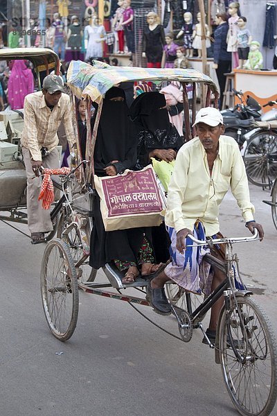 Frau  Straße  Reise  Großstadt  Stilleben  still  stills  Stillleben  Islam  Varanasi  bevölkert  Rikscha