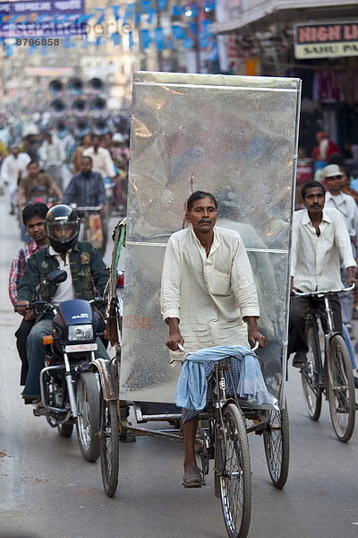 beladen  Mann  fahren  Straße  Großstadt  Stilleben  still  stills  Stillleben  Indianer  Varanasi  schwer  Rikscha