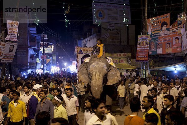 Straße  Großstadt  Zeremonie  Bewegung  Elefant  Heiligkeit  Festival  Varanasi  Menschenmenge