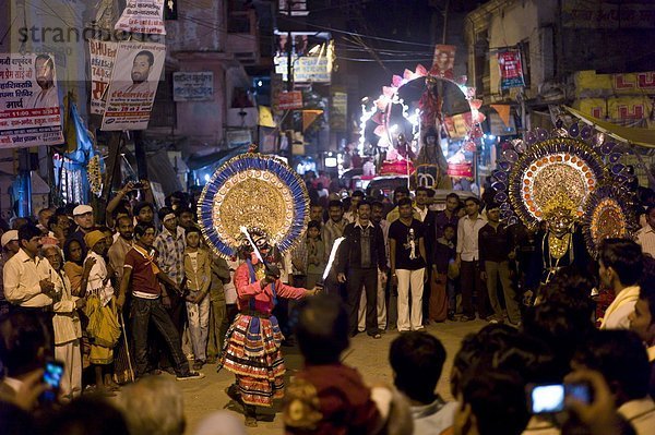 Großstadt  Heiligkeit  Flamme  Festival  Kostüm - Faschingskostüm  Varanasi  Menschenmenge  Indien