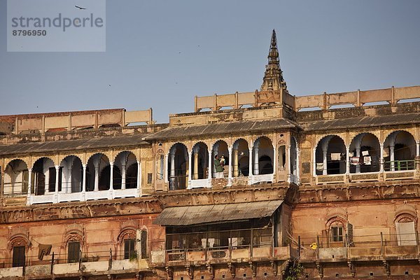 Mann  Gebäude  halten  Großstadt  Wahrzeichen  Fluss  Heiligkeit  Ganges  ghat  antik  Indien  Varanasi
