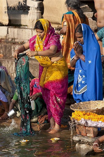Kleidung  baden  waschen  Großstadt  Fluss  Heiligkeit  Hinduismus  Ganges  ghat  Pilgerer  Indien  indische Abstammung  Inder  Varanasi