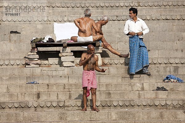 Mann  baden  Großstadt  Fluss  Ganges  ghat  Varanasi