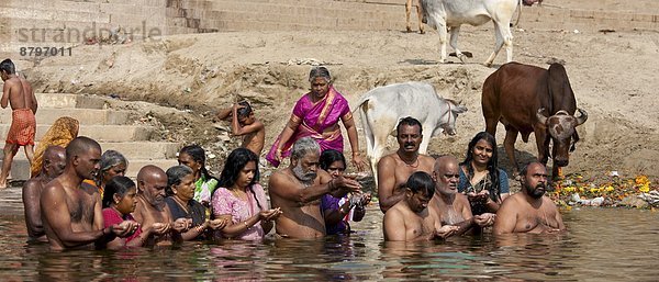 Frau  Mann  baden  Großstadt  Gebet  Fluss  Heiligkeit  Hinduismus  Ganges  ghat  Indien  indische Abstammung  Inder  Varanasi