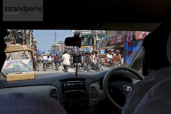 sehen  Straße  beschäftigt  Großstadt  Stilleben  still  stills  Stillleben  Taxi  Windschutzscheibe  Varanasi