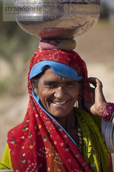 nahe  Wasser  Frau  tragen  Indianer  Rajasthan