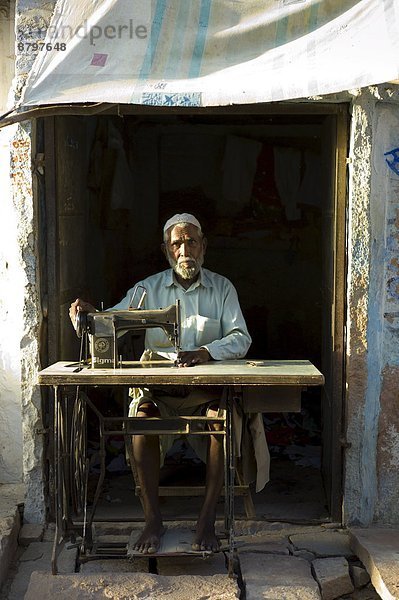 Mann  Maschine  Dorf  Indianer  Rajasthan  nähen