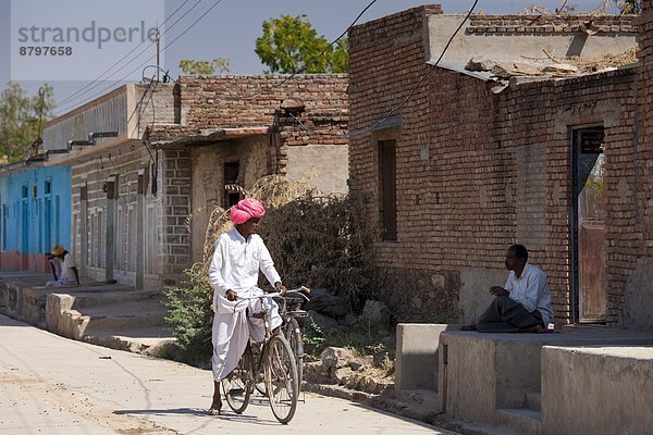 Mann  Dorf  Indianer  unterhalten  Rajasthan