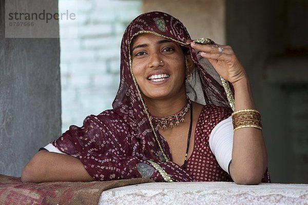 Interior  zu Hause  Frau  Dorf  Indianer  jung  hübsch  Rajasthan