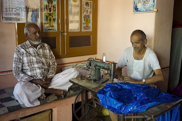 Mann Tradition Produktion Maschine bunt Dorf Stoff Indianer Rajasthan Sari nähen Seide