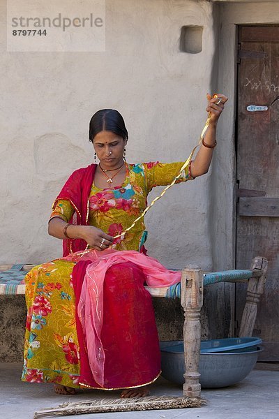 Interior  zu Hause  Braut  Indianer  jung  Hinduismus  Mädchen  Ortsteil  Rajasthan  nähen  Schleier