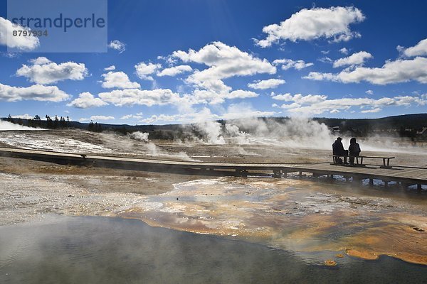 Vereinigte Staaten von Amerika  USA  Kälte  Sitzmöbel  Wasserdampf  Tourist  Nordamerika  umgeben  Geysir  UNESCO-Welterbe  Yellowstone Nationalpark  Sitzplatz  Wyoming