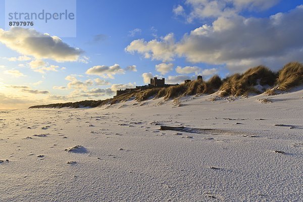 Frische  Palast  Schloß  Schlösser  Morgendämmerung  Markierung  Sand  gewellt  unterhalb  England  Northumberland  Schnee