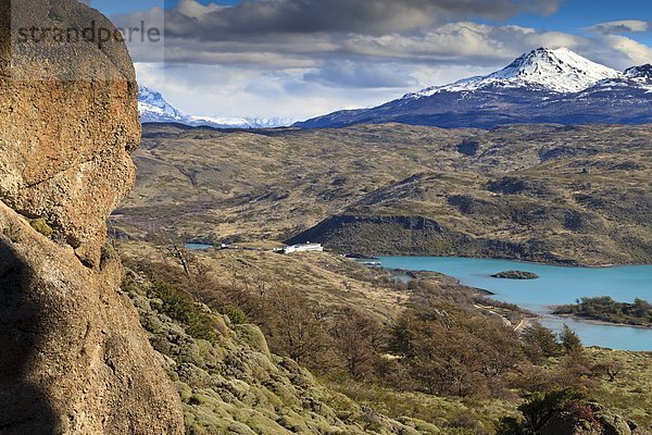Hotel  Reise  nähern  Ansicht  zeigen  Torres del Paine Nationalpark  Lake Pehoe  See  Chile  Patagonien  Südamerika