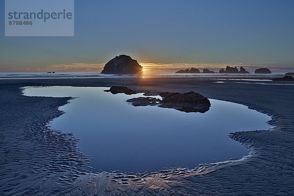 Vereinigte Staaten von Amerika  USA  Stapel  Strand  Sonnenuntergang  über  Meer  Nordamerika  Bandon Beach  Oregon  Felssäule