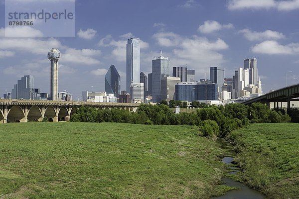 Autobahn-Brücke über die Dallas Flussaue und die Skyline der Innenstadt  Dallas  Texas  Vereinigte Staaten von Amerika  Nordamerika