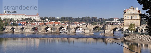 Prag  Hauptstadt  Panorama  Europa  Palast  Schloß  Schlösser  Brücke  Fluss  Monarchie  Tschechische Republik  Tschechien  Ansicht  Moldau  UNESCO-Welterbe  Böhmen  Ortsteil