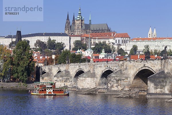 Prag  Hauptstadt  Europa  Palast  Schloß  Schlösser  Reise  über  Boot  Brücke  Fluss  Tschechische Republik  Tschechien  Ansicht  Moldau  UNESCO-Welterbe  Böhmen  Ortsteil