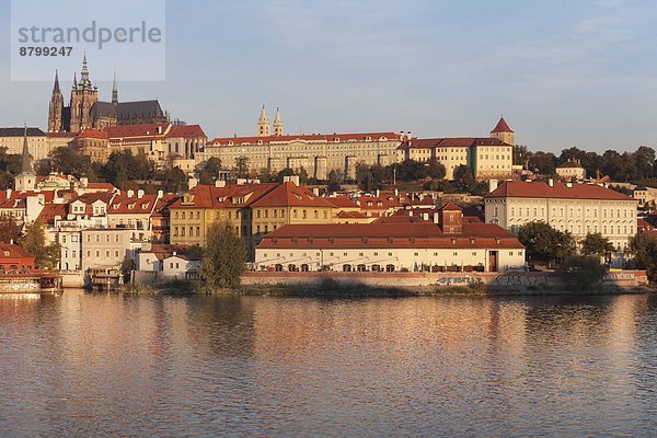 Prag  Hauptstadt  Europa  Palast  Schloß  Schlösser  über  Fluss  Tschechische Republik  Tschechien  Ansicht  Moldau  UNESCO-Welterbe  Böhmen  Ortsteil